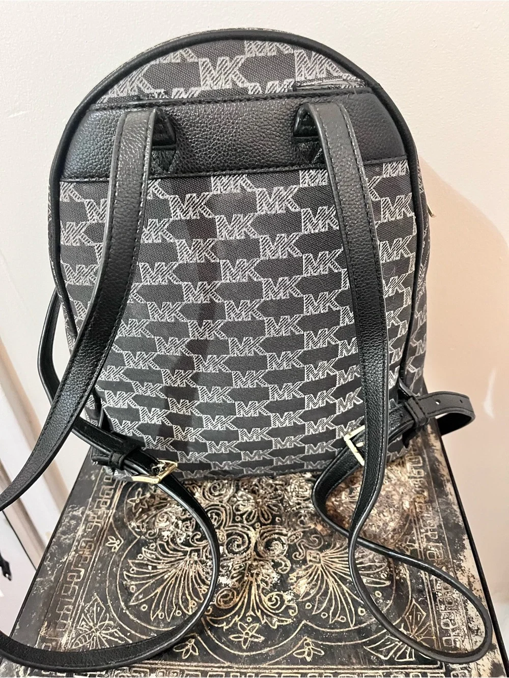 Marc Jacobs signature mj